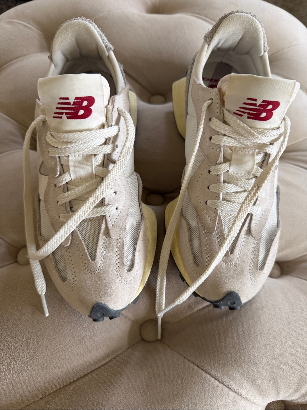 New Balance Woman 327, Size 7w
Cream Sneakers with Red Logo
